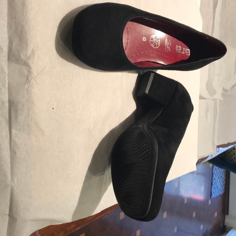 1 pr blk suade pumps
